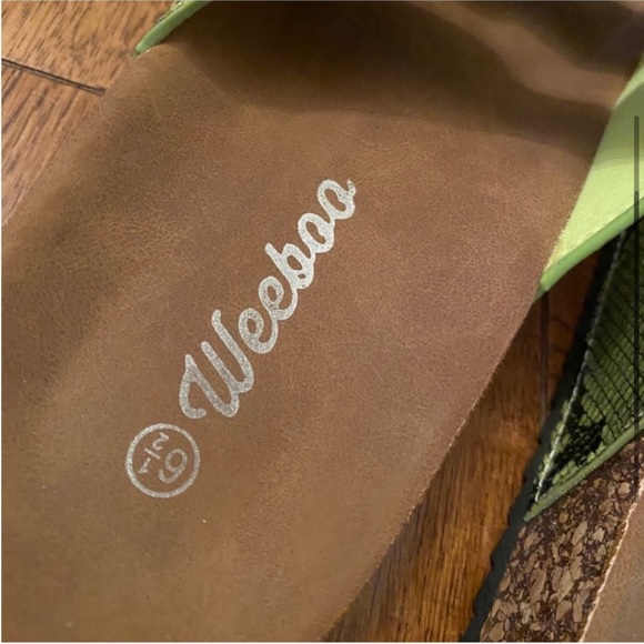 Green snake print slides - Picture 3 of 5